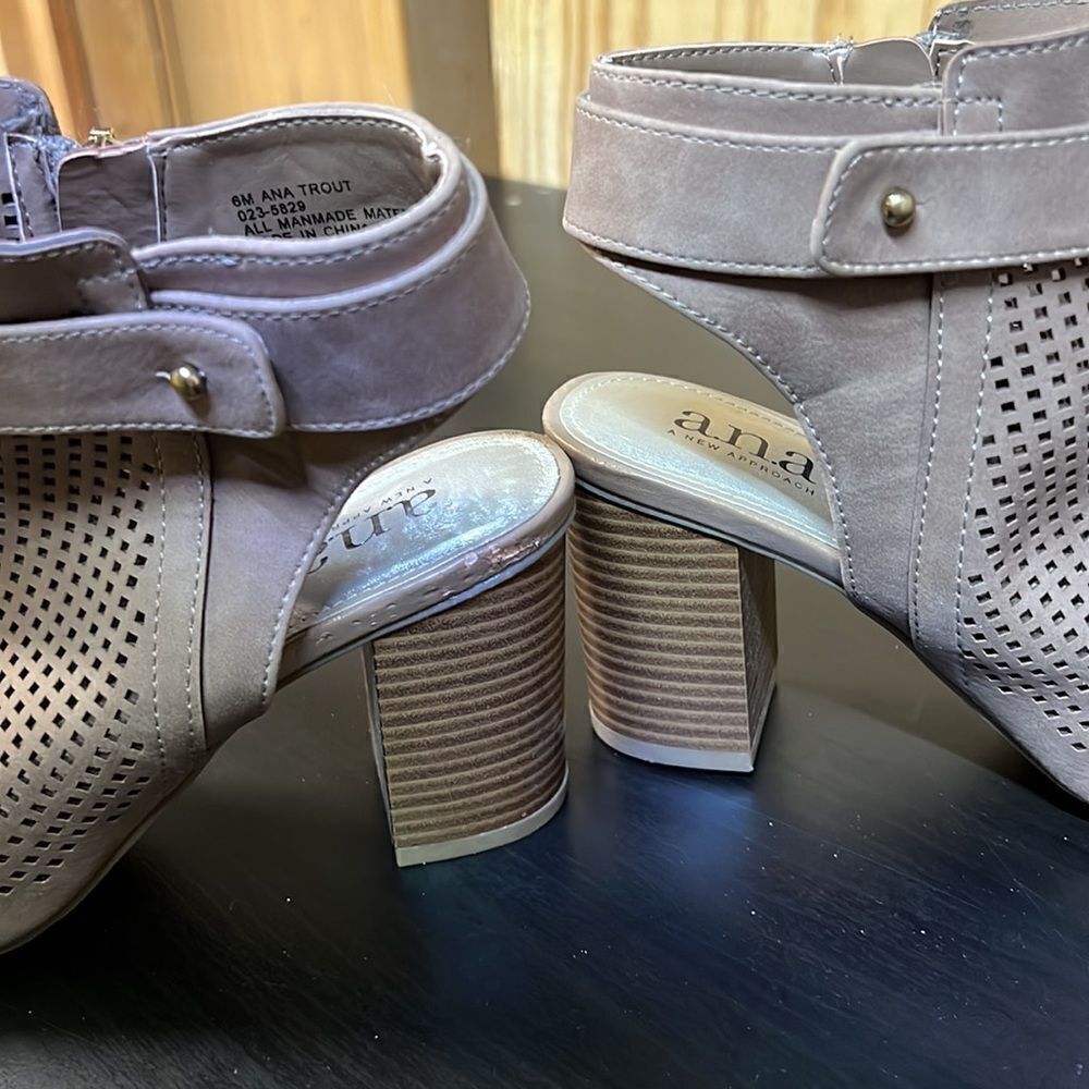 Ana Pumps  - Picture 5 of 6